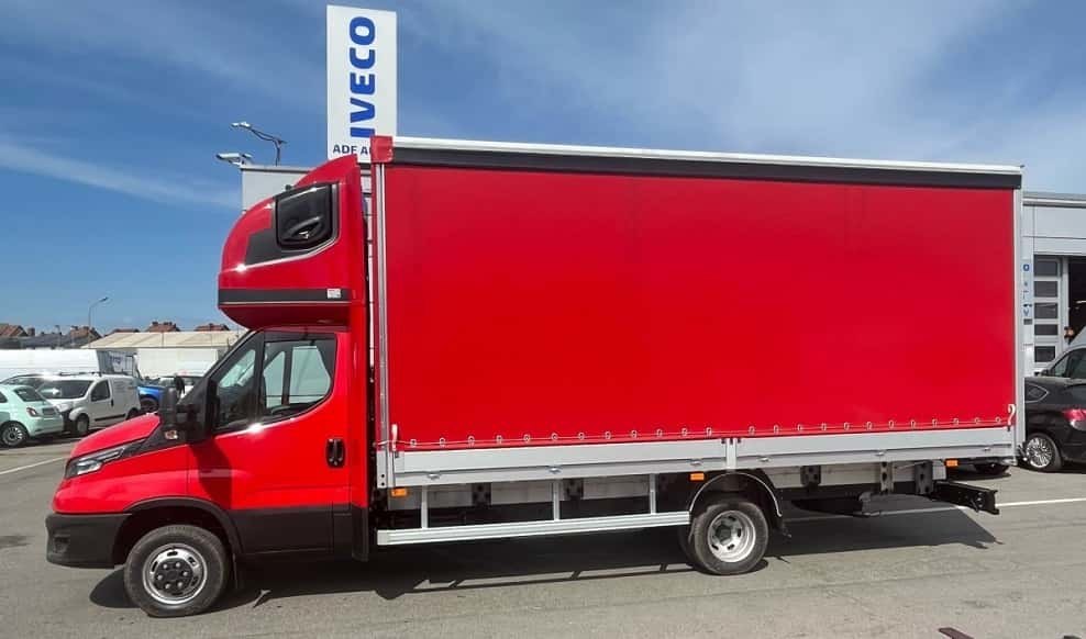 Iveco Daily z zabudową typu plandeka – co warto wiedzieć?